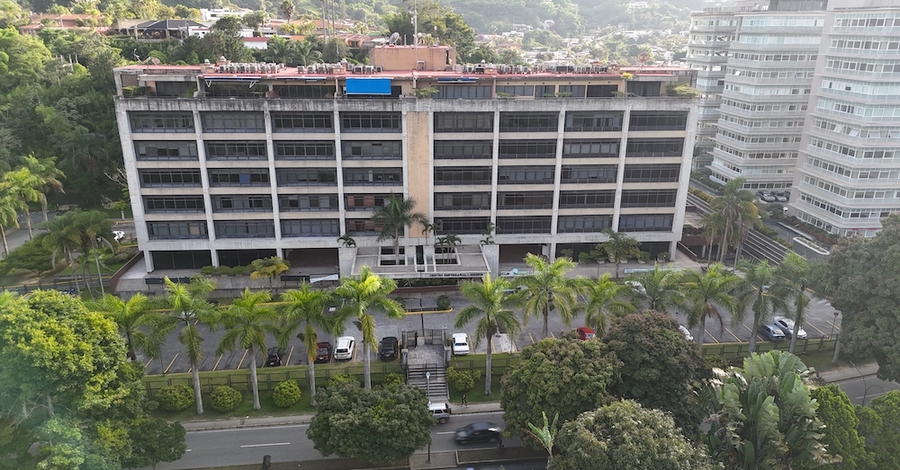 fotografia aerea de la fachada del centro empresarial lagunita El Hatillo, caracs venezuela